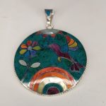 Dije colibrí con arco iris