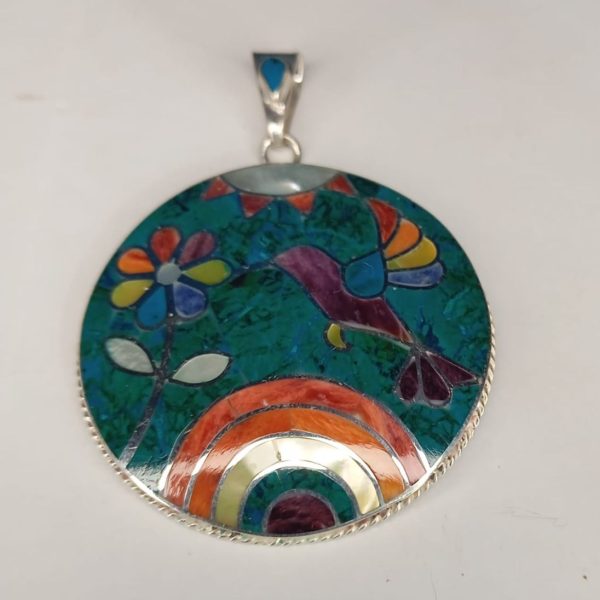 Dije colibrí con arco iris